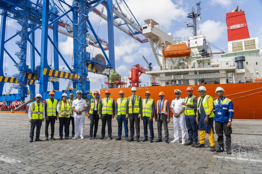 Porte-conteneurs au Port Autonome d'Abidjan